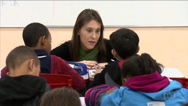 Programa em escolas de SP está ajudando crianças que sofrem com a violência doméstica